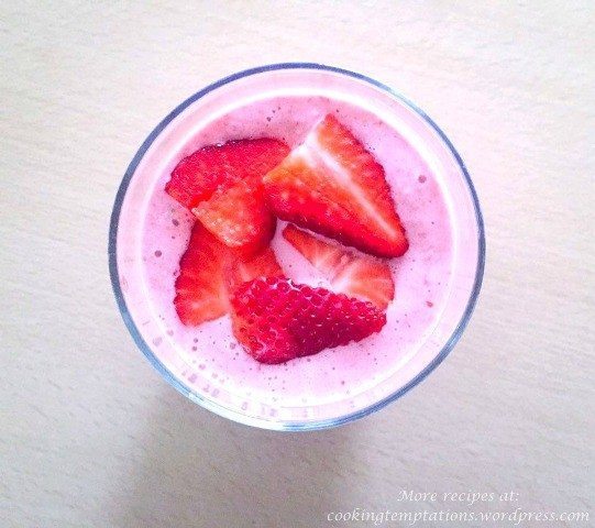Strawberry Oats Breakfast Smoothie 1